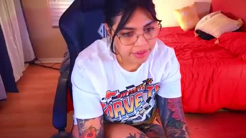 Snapshot of miacanela_xo chatting on 01.09.25 Mia online show from 01.09.25