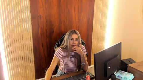 Snapshot of miacarperrlux chatting on 01.30.25 MiaCarper online show from 01.30.25