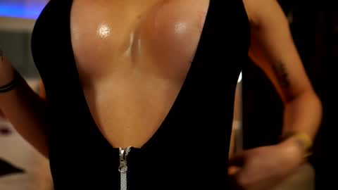 Snapshot of miacharm1 chatting on 11.05.25 Mia online show from 11.05.25