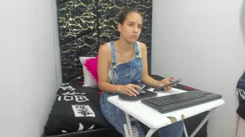 Snapshot of miacours chatting on 06.21.26 MiaCours online show from 06.21.26