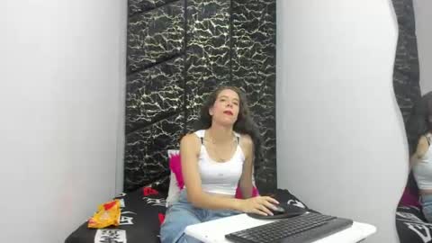 Snapshot of miacours chatting on 06.24.26 MiaCours online show from 06.24.26