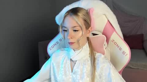 Mia online show from 10.14.25