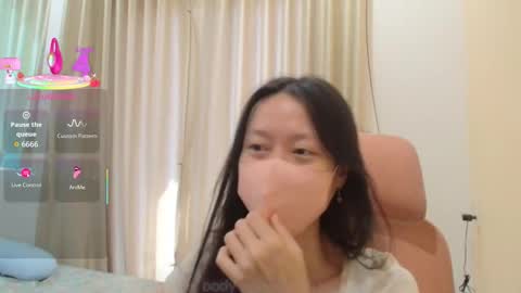 Snapshot of miahchan68 chatting on 12.14.25 miahchan68 online show from 12.14.25