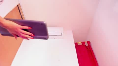 miakirshner_ online show from 09.11.25