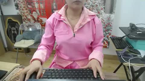 Snapshot of mialala205221 chatting on 12.17.25 Mia online show from 12.17.25