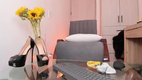 Mia Lenox online show from 05.16.26