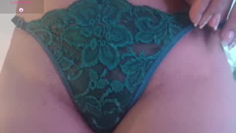 Snapshot of miamackleyn_ chatting on 10.12.25 MIA online show from 10.12.25