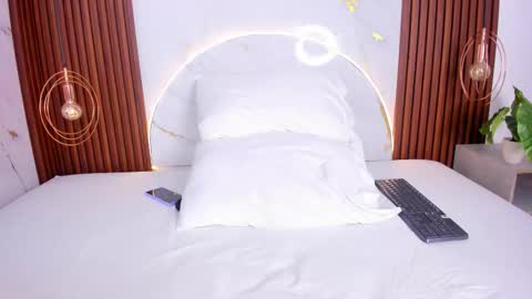 Mia  online show from 11.08.25