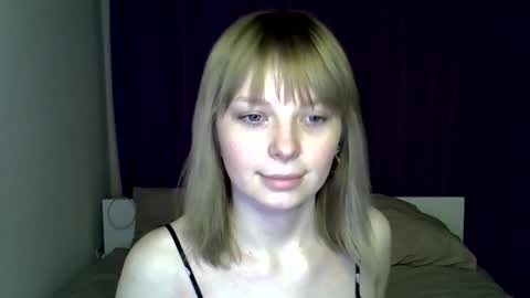 Snapshot of mianine chatting on 03.22.26 Mia online show from 03.22.26