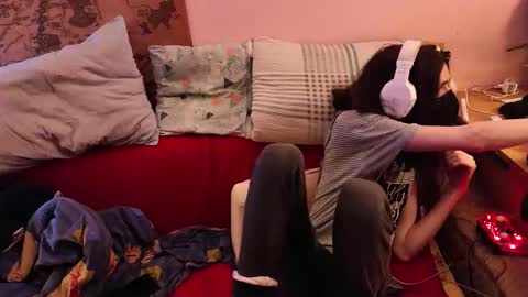 Snapshot of miaowhowl chatting on 12.02.25 Kristien online show from 12.02.25