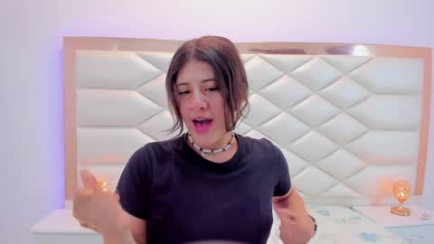 Snapshot of miaqueen021 chatting on 01.17.25 Sweetie Mia online show from 01.17.25