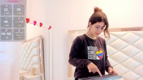 Snapshot of miaqueen021 chatting on 02.19.25 Sweetie Mia online show from 02.19.25