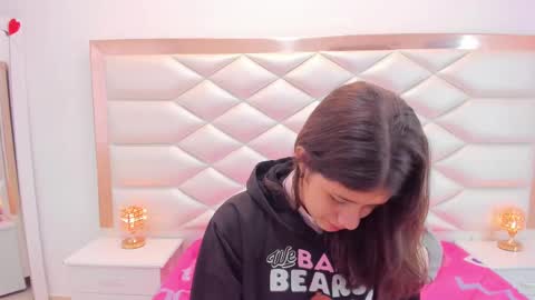 Snapshot of miaqueen021 chatting on 03.11.25 Sweetie Mia online show from 03.11.25