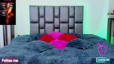 Snapshot of miarobertsmilf chatting on 10.05.25 Mia Milf online show from 10.05.25