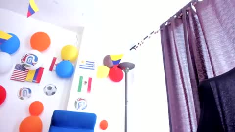 Snapshot of miarobertsmilf chatting on 07.04.26 Mia Milf online show from 07.04.26