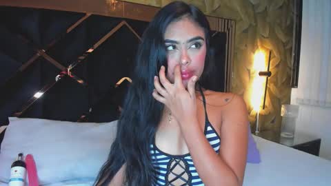 Snapshot of miathompson01 chatting on 11.30.25 Mia Thompson online show from 11.30.25