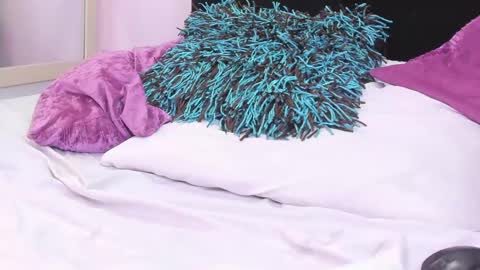 MiaWeiss online show from 01.21.25