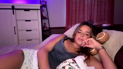 Mia online show from 11.26.25