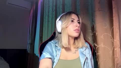 Snapshot of michellcrumpacker chatting on 11.03.25 michellcrumpacker online show from 11.03.25