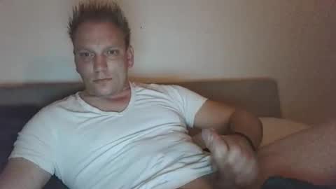 Snapshot of mickkxl chatting on 12.03.24 mickkxl online show from 12.03.24