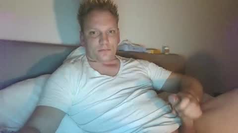 Snapshot of mickkxl chatting on 01.15.25 mickkxl online show from 01.15.25