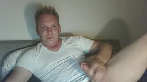 Snapshot of mickkxl chatting on 10.02.25 mickkxl online show from 10.02.25