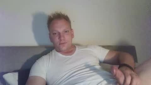 Snapshot of mickkxl chatting on 10.27.25 mickkxl online show from 10.27.25