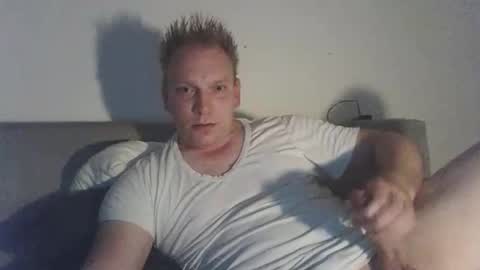 Snapshot of mickkxl chatting on 11.17.25 mickkxl online show from 11.17.25