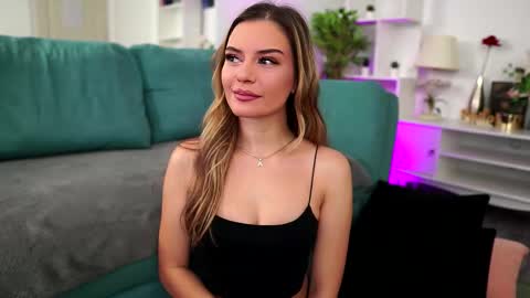 Snapshot of midnight_seduction chatting on 10.15.25 Alice online show from 10.15.25