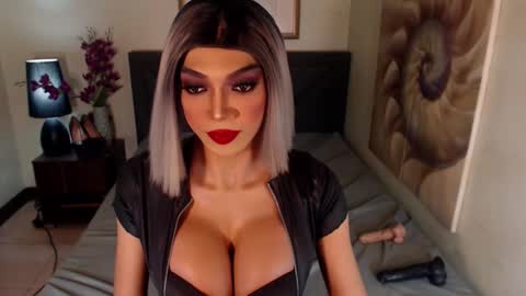 Snapshot of midnightscentxx chatting on 01.06.25 KATE online show from 01.06.25