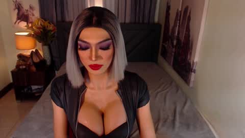 Snapshot of midnightscentxx chatting on 01.12.25 KATE online show from 01.12.25