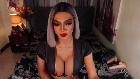 Snapshot of midnightscentxx chatting on 01.19.25 KATE online show from 01.19.25