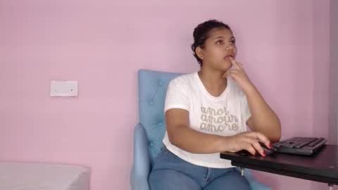 Snapshot of miel_alisha chatting on 12.15.25 miel online show from 12.15.25