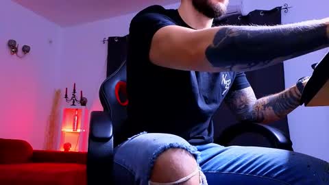 Snapshot of mightyaaron chatting on 10.27.25 MightyAaron online show from 10.27.25