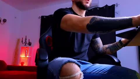 Snapshot of mightyaaron chatting on 11.10.25 MightyAaron online show from 11.10.25