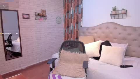 Mia Jhones online show from 01.23.25