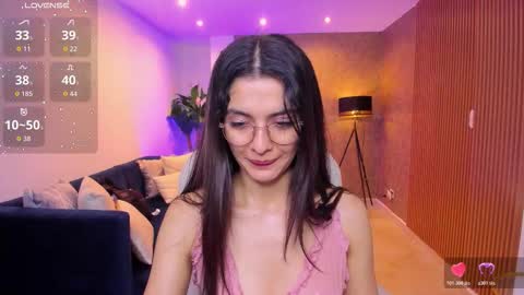 Snapshot of miiaa_evans chatting on 11.01.25 Mia online show from 11.01.25