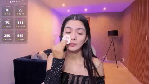 Snapshot of miiaa_evans chatting on 11.04.25 Mia online show from 11.04.25