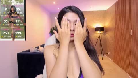 Snapshot of miiaa_evans chatting on 11.11.25 Mia online show from 11.11.25