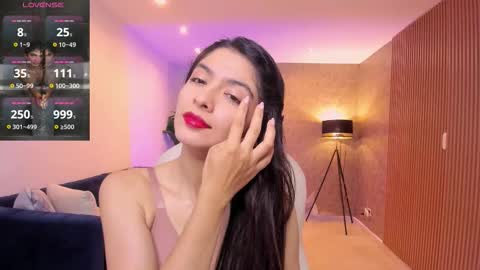 Snapshot of miiaa_evans chatting on 11.12.25 Mia online show from 11.12.25