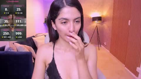 Snapshot of miiaa_evans chatting on 11.13.25 Mia online show from 11.13.25