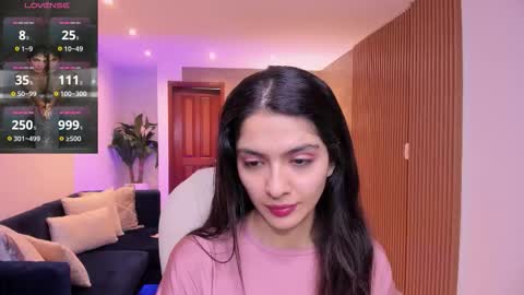 Snapshot of miiaa_evans chatting on 11.20.25 Mia online show from 11.20.25