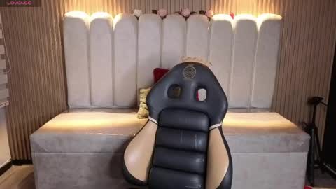 miiaa_evans1 online show from 04.29.26