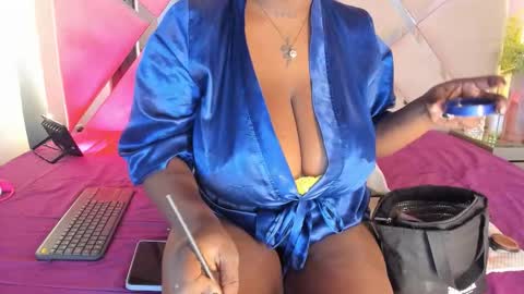 Snapshot of miiaacollinss chatting on 11.05.25 Mia collins online show from 11.05.25