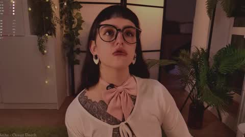 Snapshot of mika_moon_ chatting on 11.13.25 mika_moon_ online show from 11.13.25