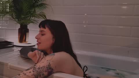 Snapshot of mika_moon_ chatting on 12.03.25 mika_moon_ online show from 12.03.25