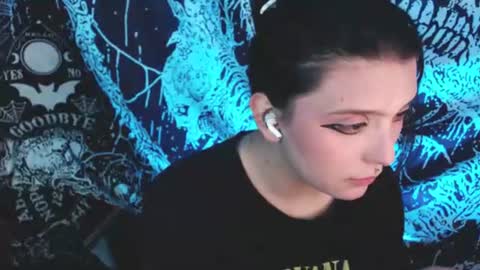 Snapshot of mikaskullcs chatting on 07.08.26 Mika online show from 07.08.26