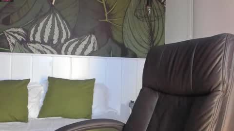 Snapshot of mike_montoya chatting on 10.22.25 Mike Montoya online show from 10.22.25