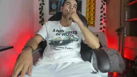 Snapshot of mikee_scooth chatting on 01.08.25 mikee_scooth online show from 01.08.25