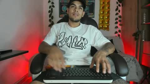 Snapshot of mikee_scooth chatting on 01.08.25 mikee_scooth online show from 01.08.25